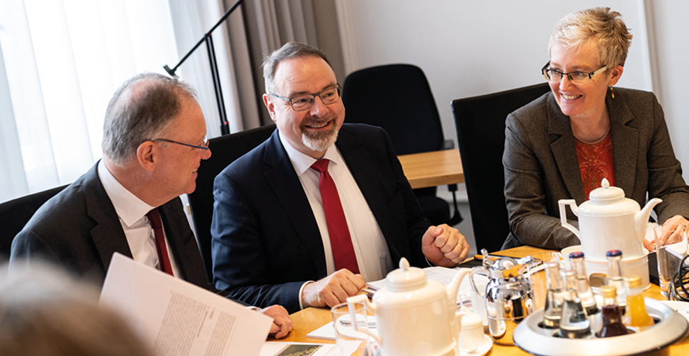 Der Vorsitzende der Kommission Prof. Harhoff mit Professorin Buchmann und Ministerpräsident Weil