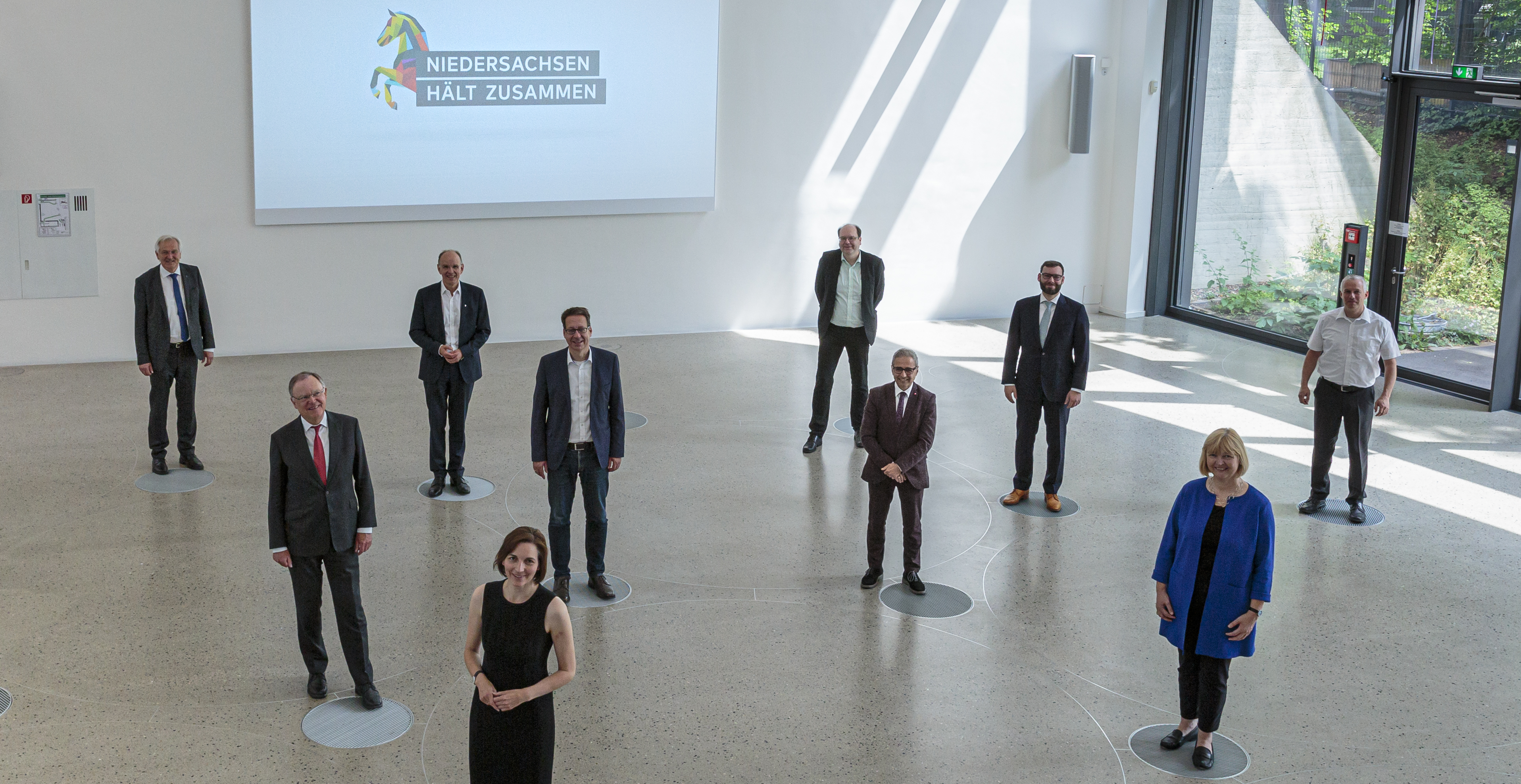 Gruppenfoto der Gründungsmitglieder des Bündnisses „Niedersachsen hält zusammen“ – wegen des Coronavirus mit Abstand.
